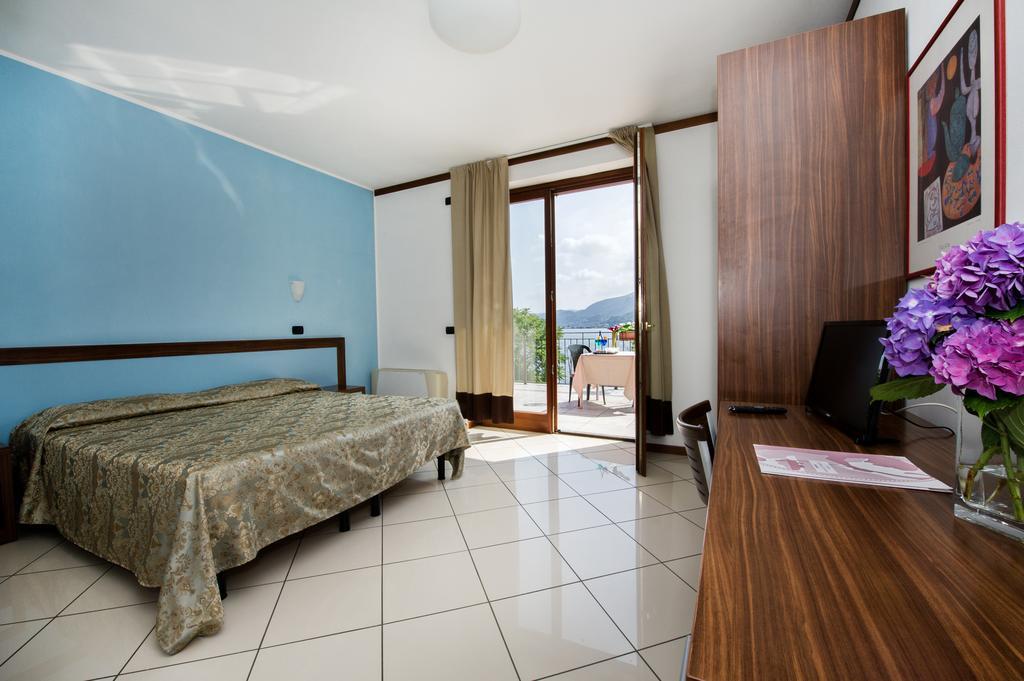 Hotel & Residence La Sibilla Cusiana Петенаско Екстериор снимка